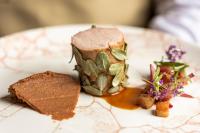 um prato de comida com um pedaço de pão e flores em UNAI Atacama Luxury Tents em San Pedro de Atacama