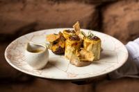 um prato de comida numa mesa com um prato de comida em UNAI Atacama Luxury Tents em San Pedro de Atacama