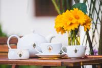 Tetera y cafetera en Golden Peacock Resort PVT