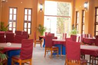 Un restaurante u otro lugar para comer en Santihpala Forest villa by Jungle Adventure World Hotel