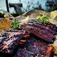 um close de dois pedaços de carne num prato em Roparudden em Kvicksund