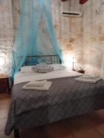 Postel nebo postele na pokoji v ubytování Lithos stone house (Ionio holidays)