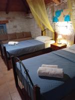 Postel nebo postele na pokoji v ubytování Lithos stone house (Ionio holidays)