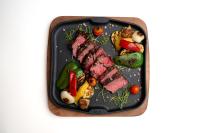 Uni88 Apart Hotel في بوخارست: طبق من اللحوم والخضروات على صينية