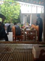 un groupe de personnes assises autour d'une table dans l'établissement Bintang Senaru Inn, à Senaru