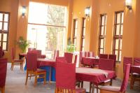 Un restaurante u otro lugar para comer en Santihpala Forest villa by Jungle Adventure World Hotel