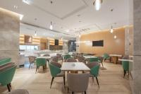 En restaurant eller et andet spisested på Atour Hotel Lingang New Town