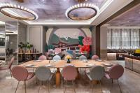 a conference room with a table and chairs at Mercure Ningbo Yinzhou in Ningbo