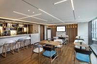 um restaurante com mesas, cadeiras e um bar em Jinglai Hotel Boutique - the Bund East Nanjing Road Pedestrian Street Store em Xangai