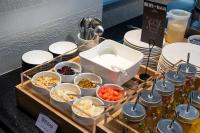 Un buffet con tazones de comida en una mesa. en Atour Light Hotel Suzhou Guanqian Street Chayuanchang Subway Station, en Suzhou