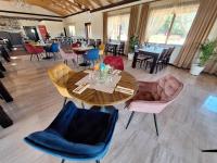 a dining room with a table and chairs at Dom na Wyłączność z Wanną z Hydromasażem, Sauną i Basenem in Mucharz