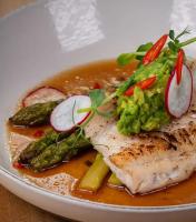 ĶesterciemsAlbatross RELAX seaside design apartment with terrace的桌上一盘带鱼和蔬菜的食物