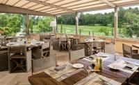Restauracja lub miejsce do jedzenia w obiekcie Charmante villa avec grande piscine au calme