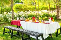 Una mesa con un gorro de Papá Noel y un banco. en Atlas Smile Retreat, en Tassa Ouirgane