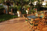 A garden outside Hotel Residence Veliero