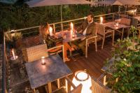 un homme et une femme assis à une table sur un pont dans l'établissement Landhotel am Wasserrad, à Meisenheim