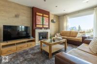 Televízia a/alebo spoločenská miestnosť v ubytovaní Villa Bernia by Abahana Villas