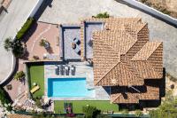 Bazén v ubytovaní Villa Bernia by Abahana Villas alebo v jeho blízkosti