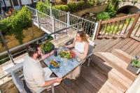 un homme et une femme assis à une table avec de la nourriture dans l'établissement Landhotel am Wasserrad, à Meisenheim