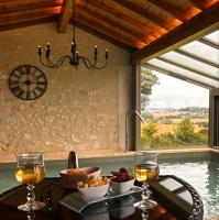 een tafel met eet- en wijnglazen en een raam bij Domaine Léa Chanflaur - Spa - La maison du bonheur in Terraube