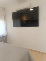 Televízia a/alebo spoločenská miestnosť v ubytovaní Bahia de Vera Apartamento Monica