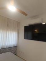 Televízia a/alebo spoločenská miestnosť v ubytovaní Bahia de Vera Apartamento Monica
