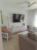 Televízia a/alebo spoločenská miestnosť v ubytovaní Bahia de Vera Apartamento Monica