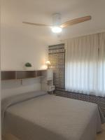 Posteľ alebo postele v izbe v ubytovaní Bahia de Vera Apartamento Monica