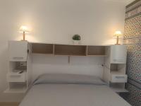 Posteľ alebo postele v izbe v ubytovaní Bahia de Vera Apartamento Monica