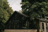 un edificio con ventanas grandes en un lateral en Parkowa Sypialnia, en Rozalin