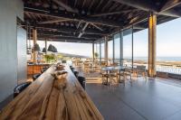 Saint-PaulにあるWood Hôtel & Spaの海の景色を望む客室で、大きなテーブルが備わります。