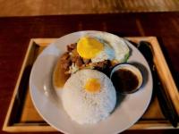 Un plato de comida con huevo frito y salsa. en Discover Kratie Homesetay, en Kratié