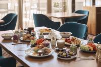 Una mesa con muchos platos de comida encima. en Rydges South Bank Brisbane, en Brisbane