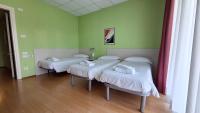 Łóżko lub łóżka w pokoju w obiekcie Hotel Lago Losetta