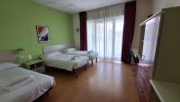 Łóżko lub łóżka w pokoju w obiekcie Hotel Lago Losetta