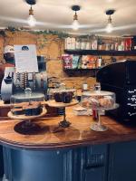 eine Theke mit Tabletts voller Essen darauf in der Unterkunft MOY Guesthouse & Backpackers in Kapstadt