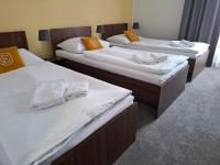 Łóżko lub łóżka w pokoju w obiekcie Hotel Eminent