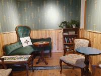 a living room with a green couch and chairs at Kvistrom Inn - Kviströms Gästgiveri in Munkedal