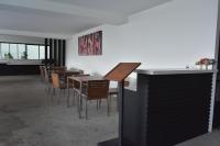 Un comedor con mesas y sillas y un cuadro. en Lae Lay Suite, en Karon Beach