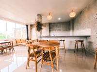 Un comedor con mesa y sillas de madera. en Zavana rooms & Restaurant, en Tanjungkarang