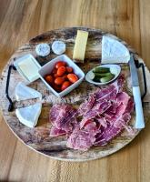 Un plato de comida con carne, queso y verduras. en Le N 9, en Argeliers