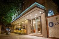 Un escaparate de un edificio por la noche en Ritz Hotel Mendoza, en Mendoza