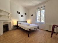 Łóżko lub łóżka w pokoju w obiekcie Lisbonne - Bel appartement à Reims