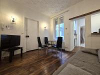 Telewizja i/lub zestaw kina domowego w obiekcie Lisbonne - Bel appartement à Reims
