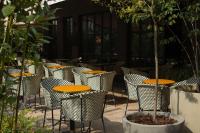 uma área de estar externa com mesas e cadeiras laranjas em Bazzar Boutique Hotel em Tbilisi