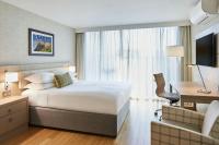 Una habitación de hotel con una cama, un escritorio y una computadora. en Residence Inn by Marriott Edinburgh, en Edimburgo