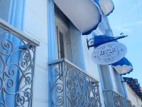 um prédio azul com uma varanda com uma placa. em Casa Almar em Tampico