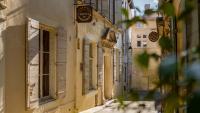 Un callejón en un casco antiguo con edificios. en Hôtel Amphithéâtre, en Arles
