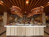 クアンタンにあるSwiss-Grand Beach Resort Kuantanのたくさんの料理が並ぶレストランのビュッフェの列