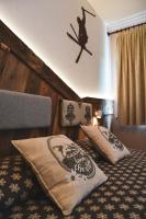 Łóżko lub łóżka w pokoju w obiekcie Hotel Chaberton